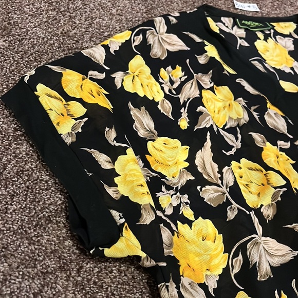 2/$30 Beautiful sheer Medium top - Picture 3 of 6